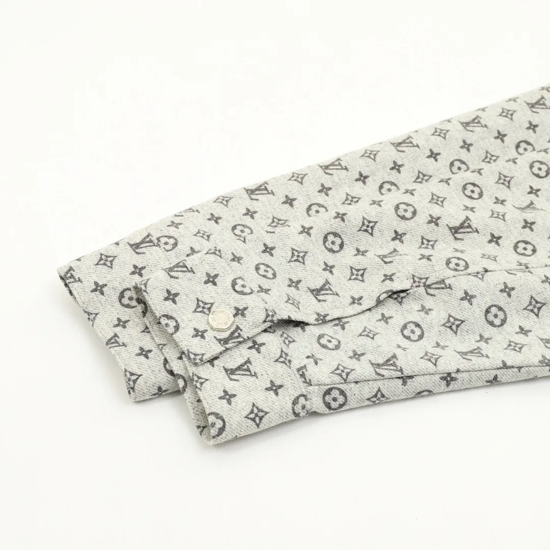 🅿️570 Louis Vuitton/Louis Vuitton presbyopia all-over printed zipper jacket. Purchase the original version and have it printed immediately. The fabric is made of custom densely spun technical fabric that is light and thin, and the upper body is silky and breathable. Infrared positioning cutting, workwear-style windbreaker design, the upper body is invincible and versatile. All details are customized and developed, and all hardware and accessories are restored to ZP. Size：XS-L
